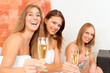 Foto: Wellness - Freundinnen trinken Sekt im Spa Wellness - Freundinnen trinken Sekt im Spa