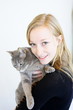 Photo: jeune fille câlinant son chat jeune fille câlinant son chat