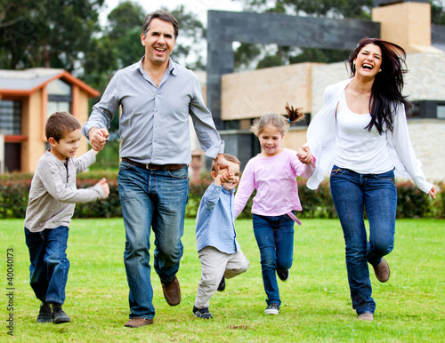 Foto: Family running outdoors Family running outdoors
