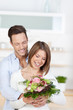 verliebtes junges paar mit blumen
