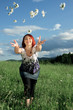 Foto: Happy young woman throwing daisy flowers Happy young woman throwing daisy flowers