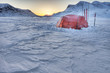 Zelt im Schnee vor Sonnenaufgang