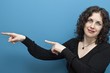 Foto: Woman pointing at something interesting Woman pointing at something interesting