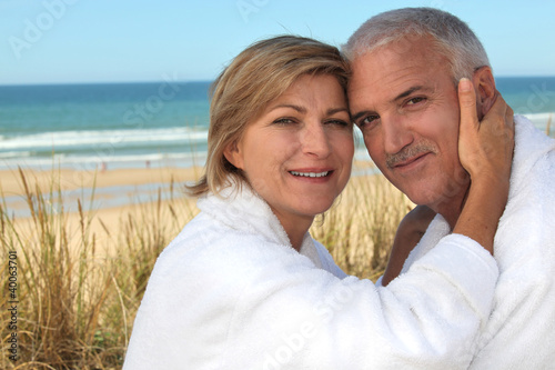 Foto: A cute middle age couple at the beach. A cute middle age couple at the beach.