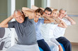 Senioren beim Rückenkurs im Fitnesscenter