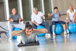 Mann macht Rückenübung im Fitnesscenter