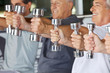 Hände mit Hanteln im Fitnesscenter