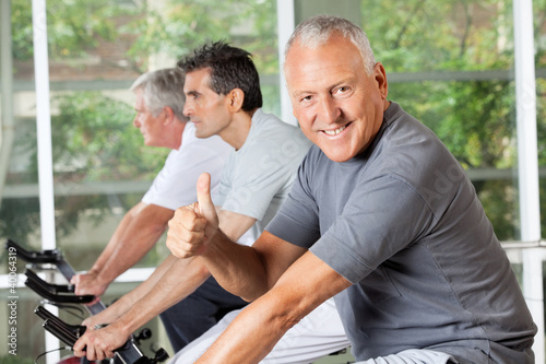Photo: Senior im Spinning-Kurs hält Daumen hoch Senior im Spinning-Kurs hält Daumen hoch