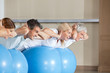 Senioren machen Liegestütze auf Gymnastikball