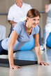 Frau im Fitnesscenter macht Liegestütze