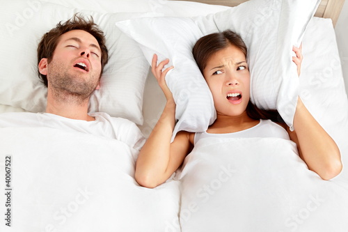 Foto: Snoring man - couple in bed Snoring man - couple in bed