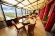 Foto: Beautiful wicker chairs and glass tables in restaurant Beautiful wicker chairs and glass tables in restaurant