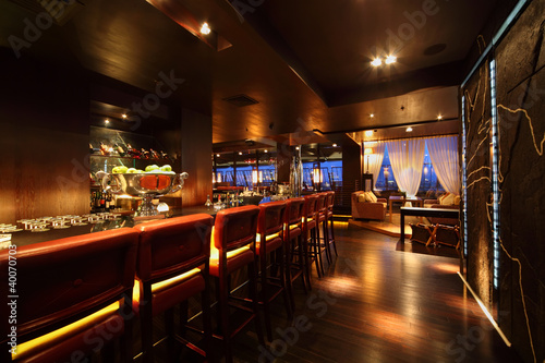 Foto: bar counter with chairs in empty comfortable restaurant at night bar counter with chairs in empty comfortable restaurant at night