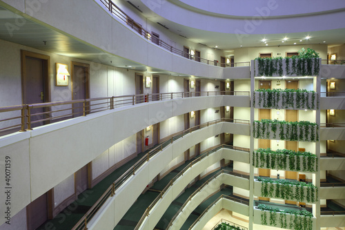 Foto: Lot of stories in large hotel, green ivy on balconies Lot of stories in large hotel, green ivy on balconies