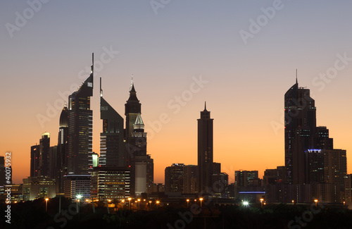 Foto: Skyscrapers in Dubai Sheikh Zayed Road at night Skyscrapers in Dubai Sheikh Zayed Road at night