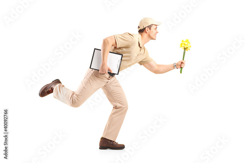 Foto: Delivery boy in a rush delivering flowers Delivery boy in a rush delivering flowers