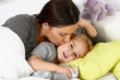 Mutter und Sohn beim zu Bett gehen