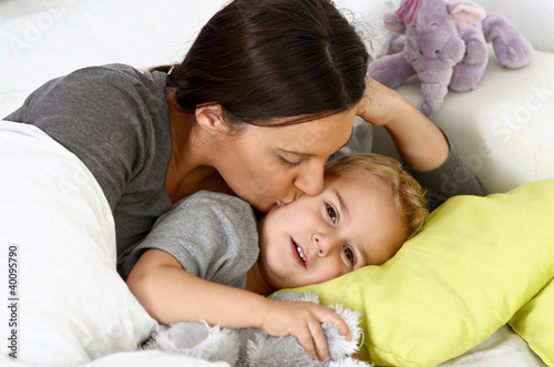 Photo: Mutter und Sohn beim zu Bett gehen Mutter und Sohn beim zu Bett gehen