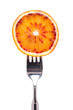Eine Scheibe einer Blutorange auf einer Gabel