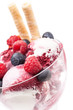 Eisbecher mit roten und blauen Beeren