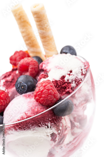 Photo: Eisbecher mit roten und blauen Beeren Eisbecher mit roten und blauen Beeren