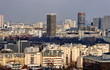 Banlieue, tours et ciel gris.