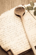 Altes Rezeptebuch mit Kochlöffel