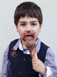 Photo: bambino che mangia gelato al cioccolato sporco bambino che mangia gelato al cioccolato sporco