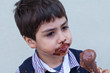 Photo: bmbino mangia gelato al cioccolato bmbino mangia gelato al cioccolato