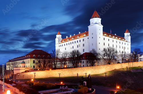 Foto: Bratislava castle from parliament at twilight - Slovakia Bratislava castle from parliament at twilight - Slovakia