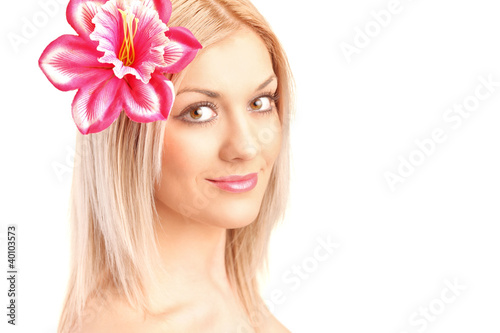 Foto: Beautiful face of young woman with flower in her hair Beautiful face of young woman with flower in her hair
