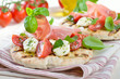 Pita Caprese mit Schinken Pita Caprese mit Schinken