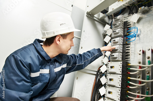 Foto: Electrician switching on power line box Electrician switching on power line box
