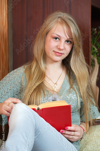 Foto: student reading book student reading book