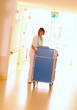 Krankenschwester schiebt Wagen