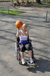 Rollstuhlfahrerin spielt Basketball Rollstuhlfahrerin spielt Basketball