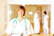 Krankenschwester mit Kollegen im Hintergrund