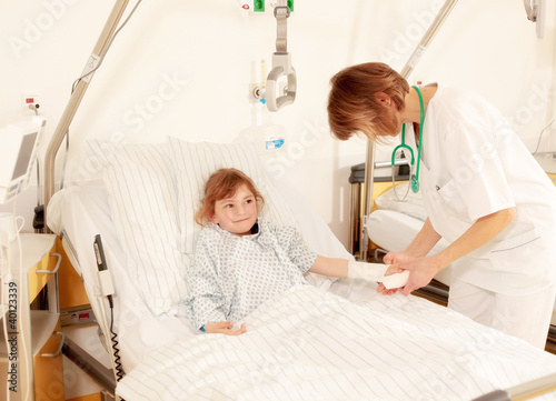 Foto: Krankenschwester legt Verband an Krankenschwester legt Verband an