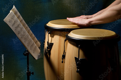 Foto: Unrecognizable musician playing congas with music stand Unrecognizable musician playing congas with music stand
