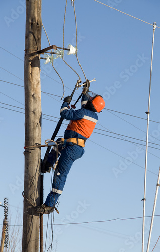 Photo: Electric eliminates an accident on the pole Electric eliminates an accident on the pole