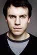 portrait eines attraktiven jungen mannes