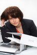 gestresste frau im büro