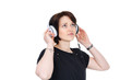 junge frau hört musik