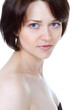 portrait einer hübschen brünetten jungen frau