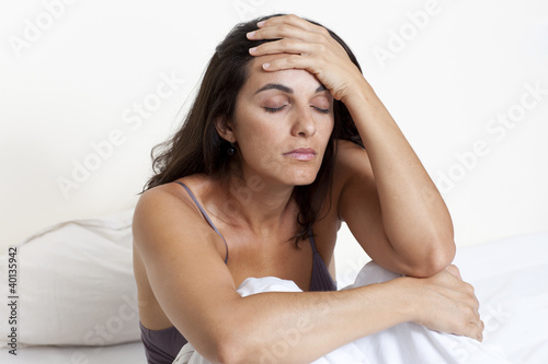 Photo: Frau mit Kater im Bett Frau mit Kater im Bett