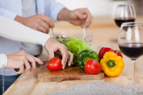 Photo: mann und frau kochen gemeinsam mann und frau kochen gemeinsam