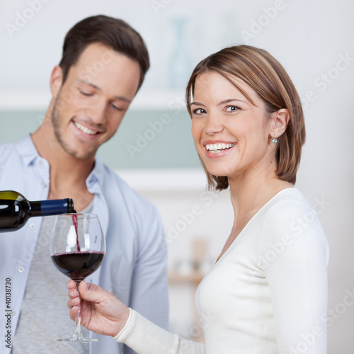 Foto: mann schenkt seiner freundin wein ein mann schenkt seiner freundin wein ein