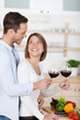 junges paar kocht und trinkt rotwein