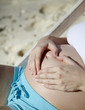 junge schwangere frau macht urlaub in thailand