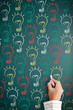 Foto: Many ideas with chalk drawn light bulbs on a blackboard. Many ideas with chalk drawn light bulbs on a blackboard.